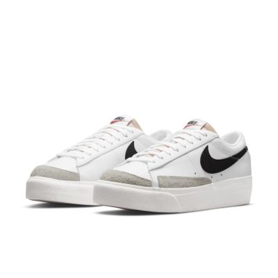 Nike Blazer Low Platform Wmns - Valkoinen - Lenkkarit Nike Blazer Low Platform Wmns - Valkoinen - Lenkkarit